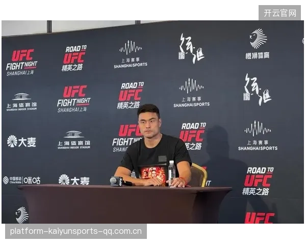 UFC肘击破防，鲜血瞬间喷溅：战斗的极限瞬间